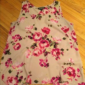 Floral Top! Open slit back!